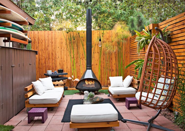 backyard-wooden-fence-patio-tile-B8bVgBKhaoBB1ZfpS5m-0n-1c7013c027404f7e86ab0a85bf310d13